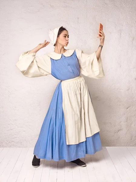 Mulher medieval em traje histórico vestindo vestido de espartilho e Bonnet . — Fotografia de Stock