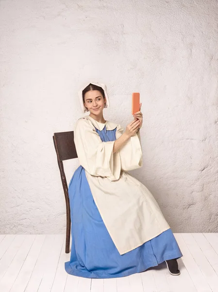 Mujer medieval en traje histórico con vestido de corsé y sombrero . —  Fotos de Stock