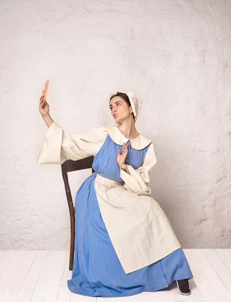 中世の女性のコルセット ドレスとボンネットを身に着けている歴史的な衣装で. — ストック写真