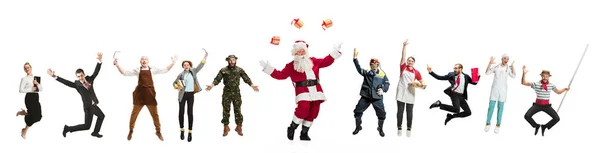 不同职业的拼贴 一群男人 女人在制服跳跃在演播室与圣诞老人隔绝在白色 全长的人与不同的职业 圣诞节和节日的概念 — 图库照片