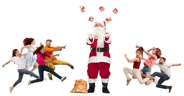 Glücklich laufende Weihnachtsmenschen vor weißem Hintergrund — Stockfoto