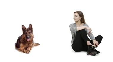 Beyaz arka plan üzerinde onu köpek ile kadın