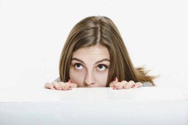 Güzel kadın mutlu görünüyor.