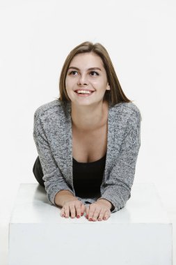 Güzel kadın mutlu görünüyor.