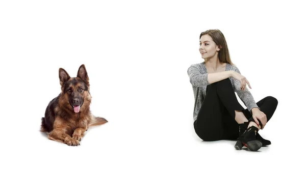 Frau mit Hund vor weißem Hintergrund — Stockfoto
