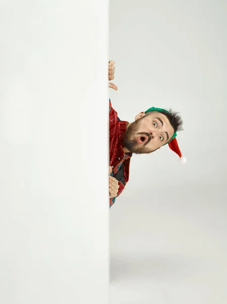 Hombre amigable vestido como un gnomo divertido posando sobre un fondo gris aislado — Foto de Stock