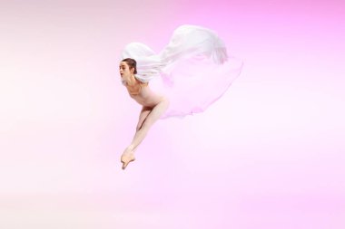 Balerin. Genç zarif kadın bale dansçı üzerinde pembe stüdyo. Klasik Bale güzelliği.