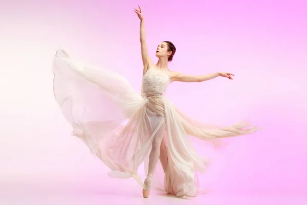 Bailarina. Joven bailarina de ballet femenina elegante bailando sobre el estudio rosa. Belleza del ballet clásico . — Foto de Stock