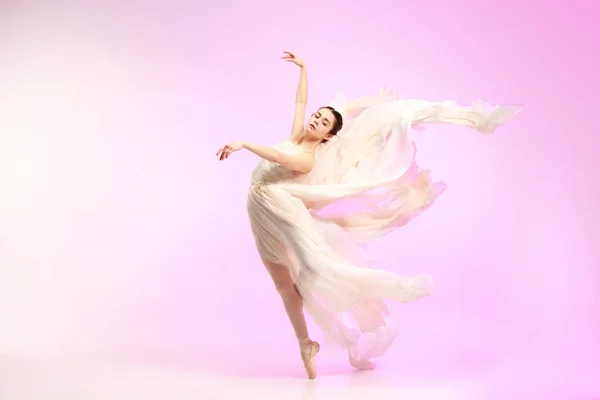 Baletka. Mladí půvabné ženské baletní tanečník tančit přes růžové studio. Velkou výhodou klasického baletu. — Stock fotografie