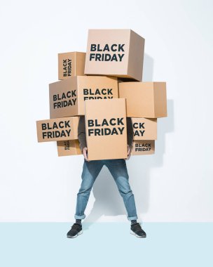 Beyaz stüdyo arka plan üzerinde genç adam elinde çok fazla hediye kutuları. Siber Pazartesi, alışveriş, siyah Cuma satış, tatil, mutlu Noeller, satış sezon başlamak kavramı