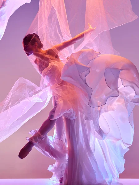 Bailarina. Jovem dançarina de balé graciosa dançando sobre o estúdio rosa. Beleza de balé clássico . — Fotografia de Stock