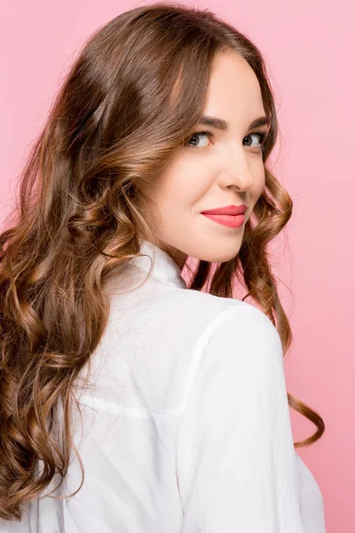 La mujer de negocios feliz de pie y sonriendo sobre el fondo rosa . — Foto de Stock