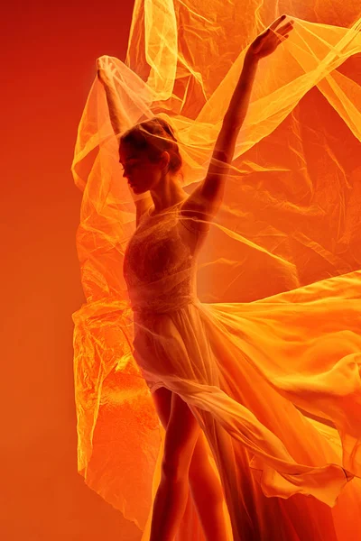 芭蕾舞 演员。年轻优雅的女芭蕾舞演员在红色工作室跳舞。经典芭蕾之美. — 图库照片