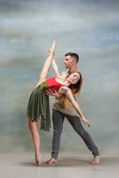 Zwei Personen Tanzen Zeitgenössischem Ballettstil Studio Auf Grau — Stockfoto