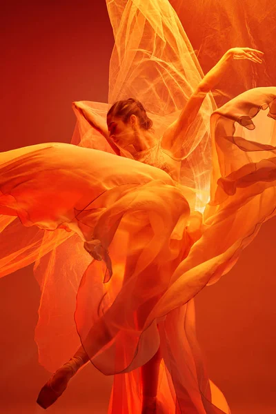 Bailarina. Jovem dançarina de balé graciosa dançando sobre estúdio vermelho. Beleza de balé clássico . — Fotografia de Stock