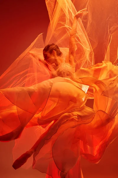 Bailarina. Jovem dançarina de balé graciosa dançando sobre estúdio vermelho. Beleza de balé clássico . — Fotografia de Stock