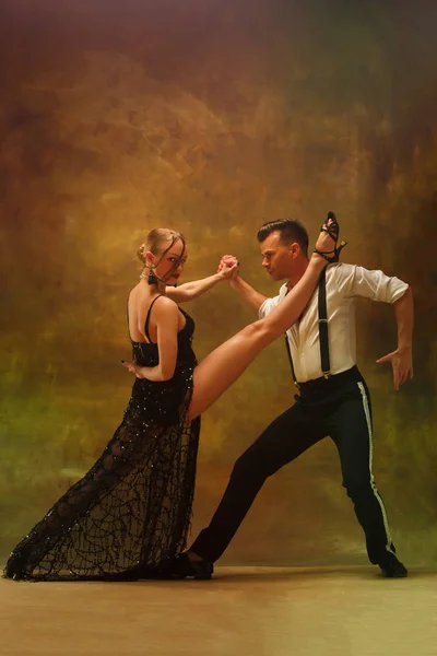 Flexível jovem casal dança moderna posando em estúdio . — Fotografia de Stock