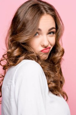 Suspiciont. Düşünceli ifade pembe arka plan kararı ile şüpheli dalgın kadın