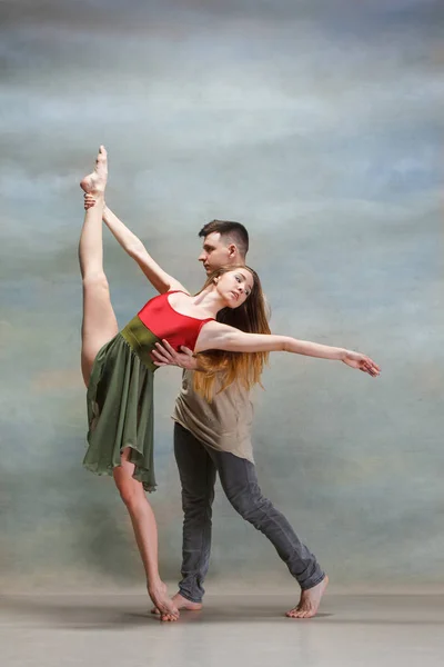 Duas pessoas dançando — Fotografia de Stock