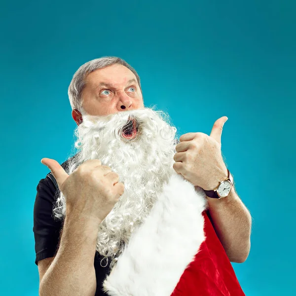 Retrato del hombre disfrazado de Papá Noel —  Fotos de Stock