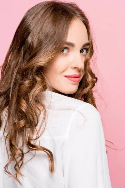 La mujer de negocios feliz de pie y sonriendo sobre el fondo rosa . — Foto de Stock