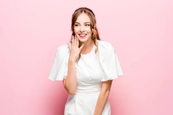 La mujer de negocios feliz de pie y sonriendo sobre el fondo rosa . — Foto de Stock