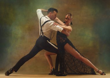 Studio poz esnek genç modern dans çift.