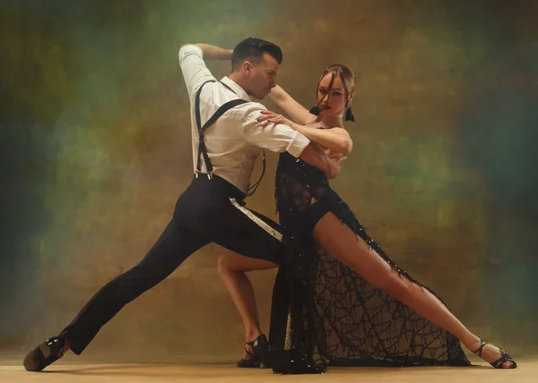 Flexível jovem casal dança moderna posando em estúdio . — Fotografia de Stock