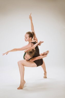 İki modern bale dansçıları