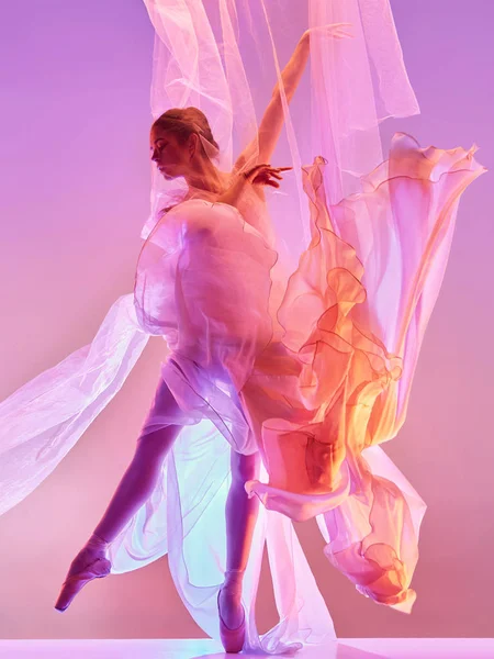 Bailarina. Jovem dançarina de balé graciosa dançando sobre o estúdio rosa. Beleza de balé clássico . — Fotografia de Stock