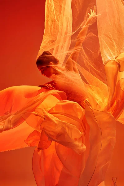 Ballerina. Jonge sierlijke vrouwelijke balletdanser dansen over rode studio. Schoonheid van klassiek ballet. — Stockfoto