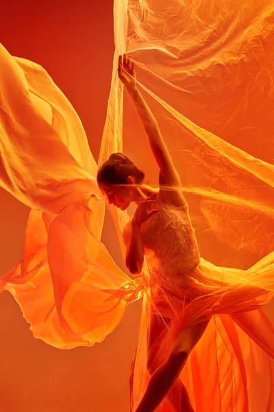 Μπαλαρίνα. Νέοι χαριτωμένη μπαλέτου γυναικείο χορευτής χορεύει πάνω από το κόκκινο στούντιο. Ομορφιά του κλασικού μπαλέτου. — Φωτογραφία Αρχείου