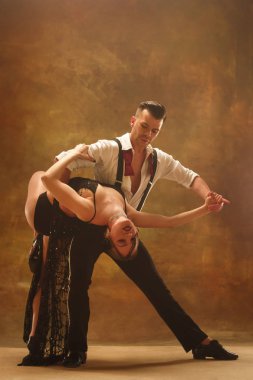 Studio poz esnek genç modern dans çift.