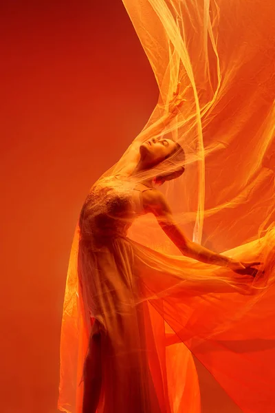 Bailarina. Jovem dançarina de balé graciosa dançando sobre estúdio vermelho. Beleza de balé clássico . — Fotografia de Stock