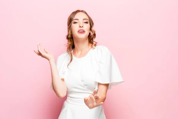 A mulher de negócios feliz de pé e sorrindo contra fundo rosa . — Fotografia de Stock