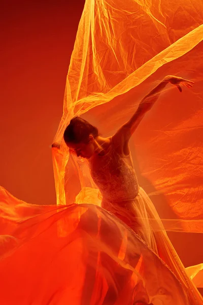 Bailarina. Jovem dançarina de balé graciosa dançando sobre estúdio vermelho. Beleza de balé clássico . — Fotografia de Stock