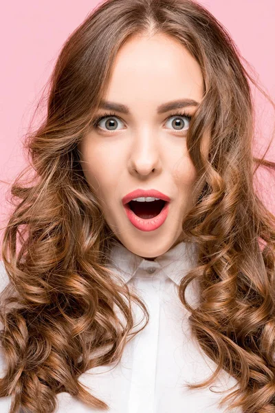 Sorprendido feliz hermosa mujer mirando en la emoción. — Foto de Stock