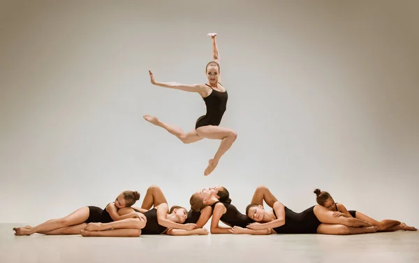 El grupo de bailarines de ballet modernos — Foto de Stock