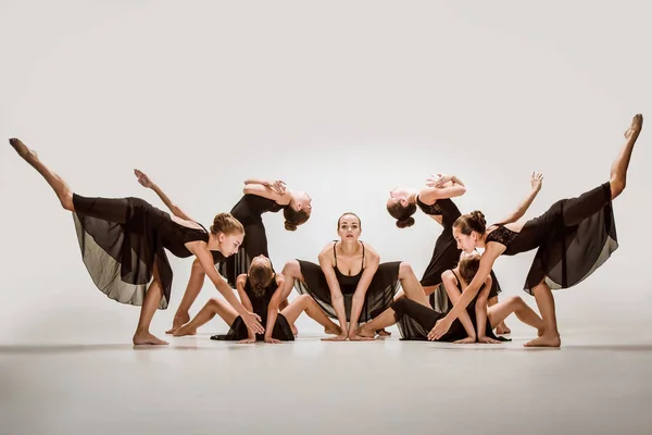 O grupo de bailarinos modernos — Fotografia de Stock