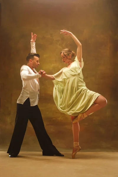 Flexível jovem casal dança moderna posando em estúdio . — Fotografia de Stock