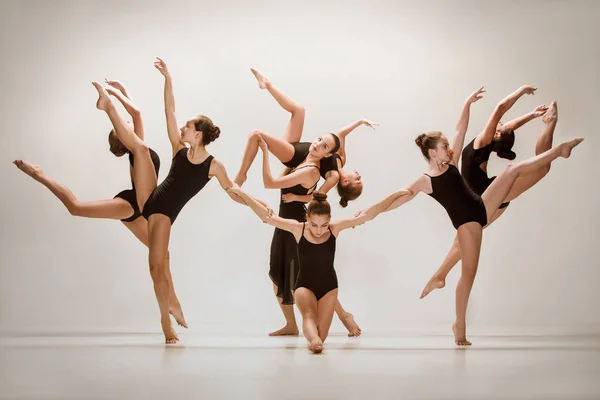 El grupo de bailarines de ballet modernos —  Fotos de Stock