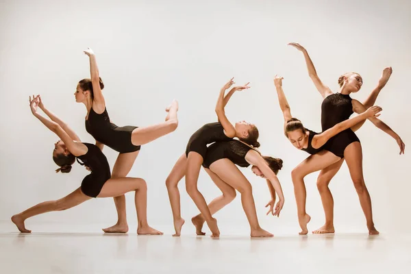 The group of modern ballet dancers — Stock Photo, Image