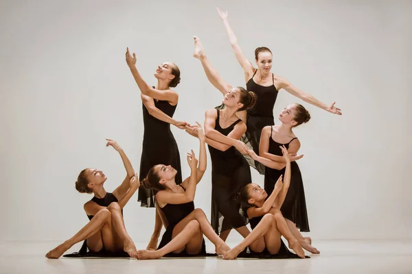 De groep van moderne balletdansers — Stockfoto