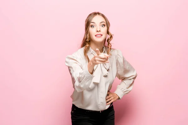 La donna d'affari felice ti indica e ti vuole, ritratto primo piano a metà lunghezza su sfondo rosa . — Foto Stock