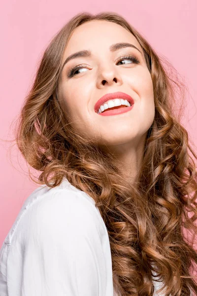 A mulher de negócios feliz de pé e sorrindo contra fundo rosa . — Fotografia de Stock