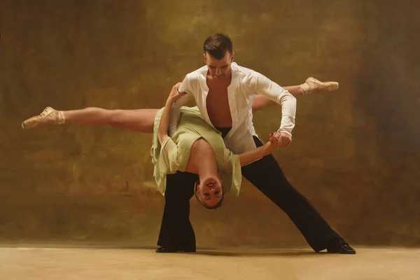 Flexibla unga modern danspar poserar i studio. — Stockfoto
