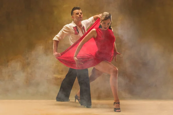 Flexível jovem casal dança moderna posando em estúdio . — Fotografia de Stock