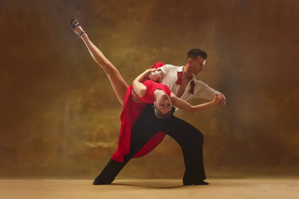 Flexível jovem casal dança moderna posando em estúdio . — Fotografia de Stock