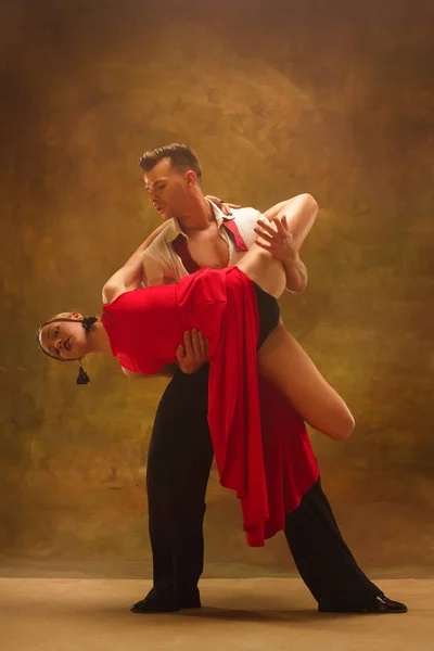 Flexível jovem casal dança moderna posando em estúdio . — Fotografia de Stock