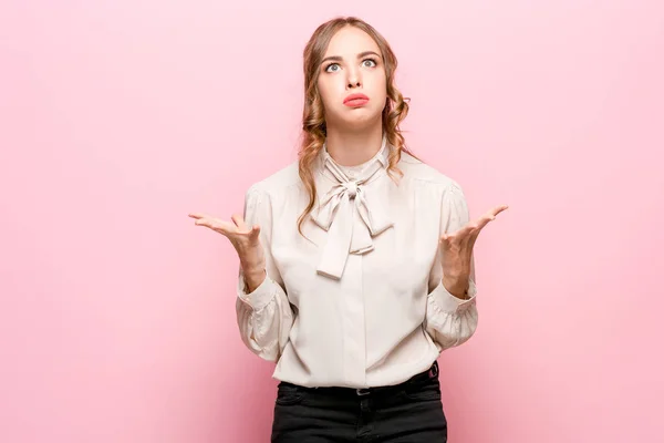 Hermoso retrato femenino de media longitud aislado en el fondo del estudio rosa. La joven mujer emocional sorprendida —  Fotos de Stock